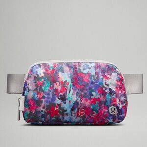 NWT lululemon Everywhere Belt Bag in Flower Glide Multi/Vapor  1 L